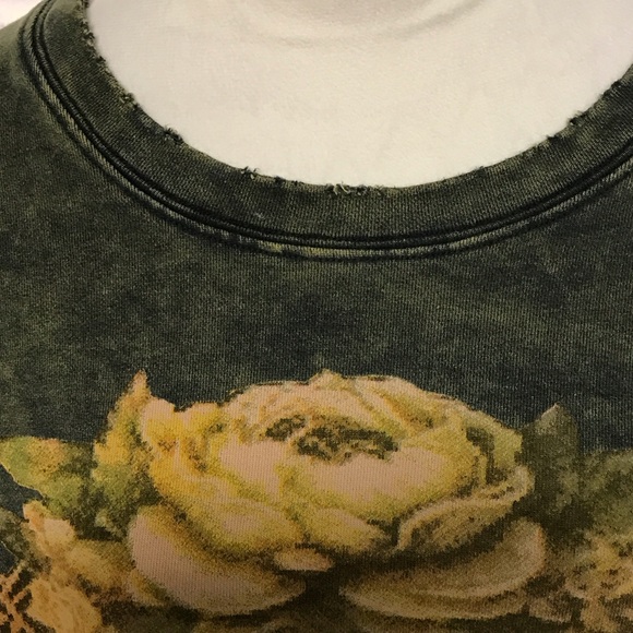 Jaded Gypsy
Green Sweatshirt with Bee and Floral Design - Picture 4 of 9